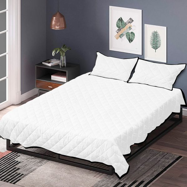 Pure white quilt covers and pillows are spread on the bed