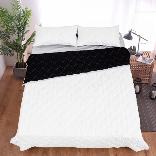 Pure white quilt covers and pillows are spread on the bed