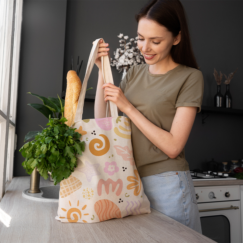 A female model goes shopping with a tote bag